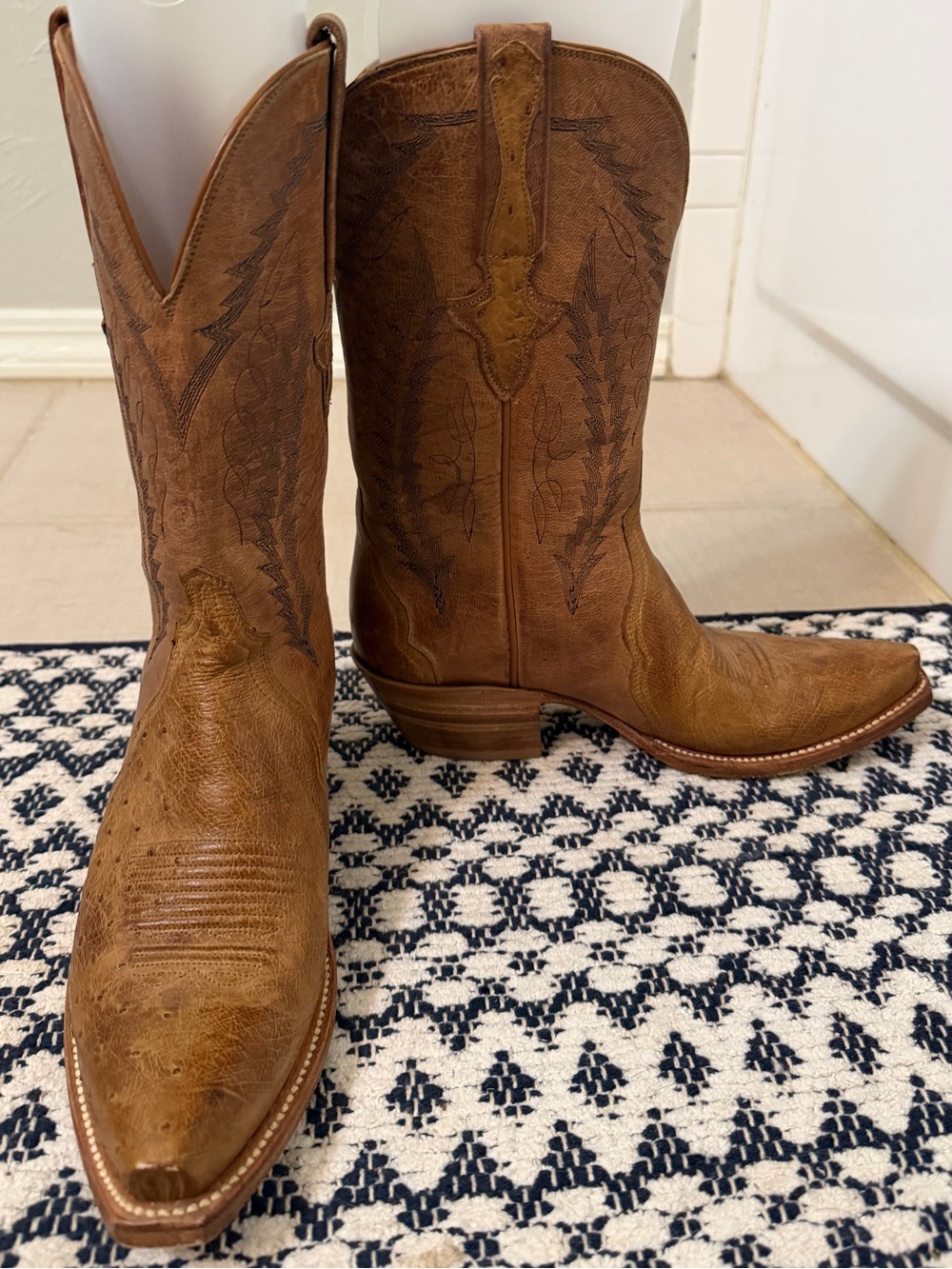 Lucchese women’s 6.5B Classics Smooth Ostrich Cognac Brown